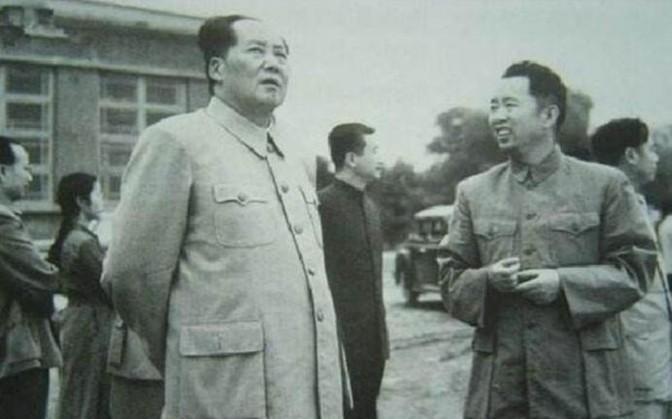 1952年，刘亚楼来毛主席办公室汇报空军一年的花费，毛主席大手一挥，说：“你给我
