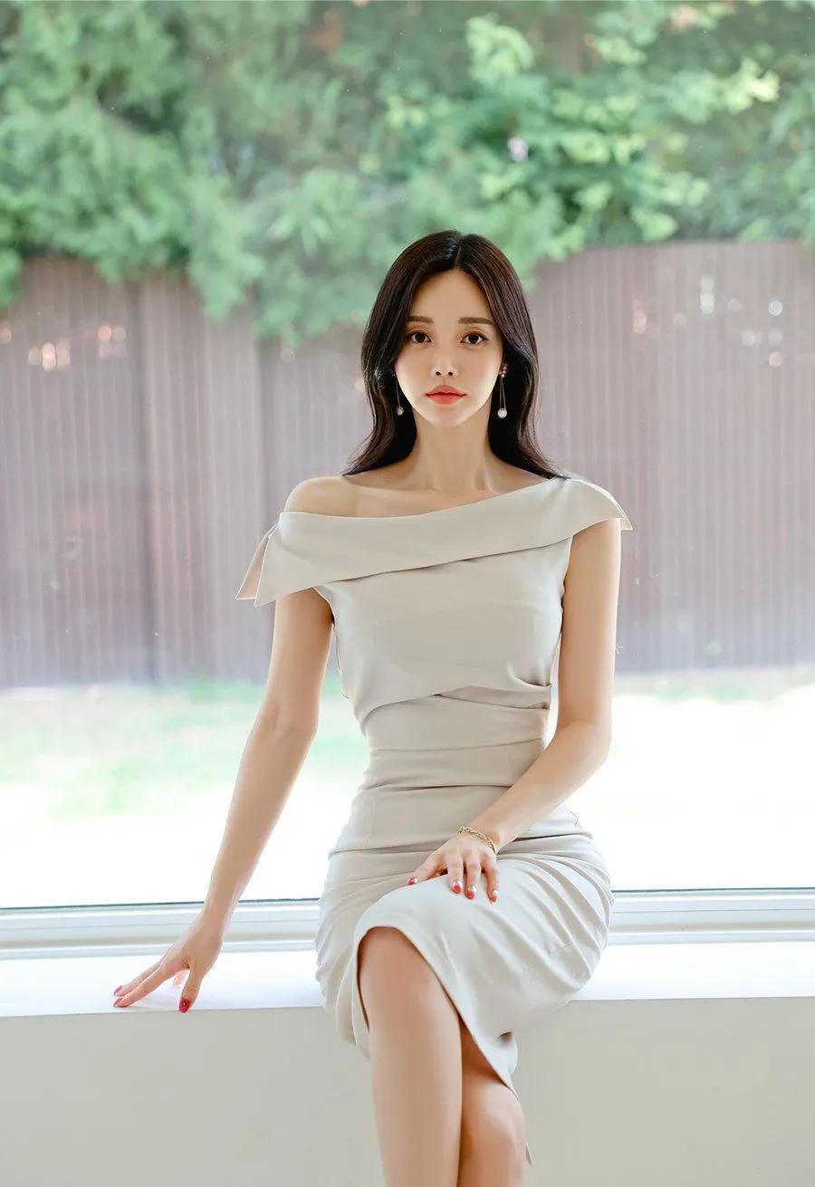 孙允珠穿件米色裙子，窗边一坐，全网都懂什么叫不费力的高级。不靠滤镜，不靠修图，