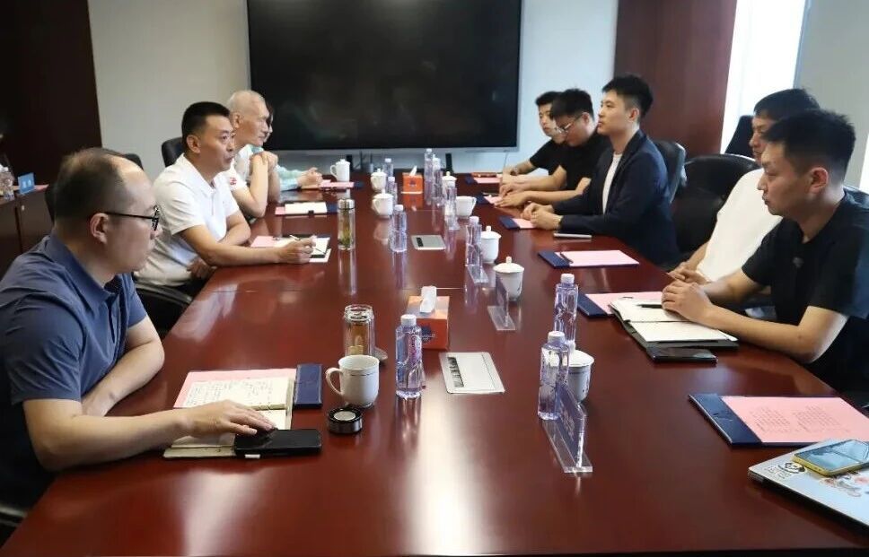 山东蜜獾篮球俱乐部到山东高速篮球俱乐部座谈交流，济南两家职业篮球俱乐部深入交流。
