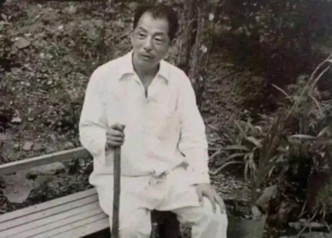 这人怎么看着这么眼熟[？？？]
