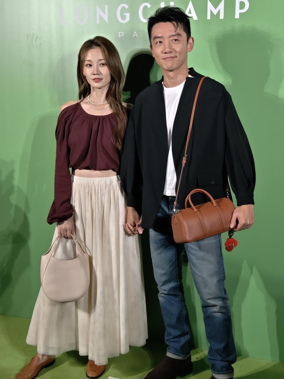 最近郑凯和苗苗手牵手亮相，两位站在一起真的是很般配，像一对年轻的情侣。郑凯里