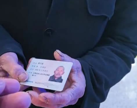 江苏，75岁老人差58元买火车票，男子得知后不仅给老人买了票，还送给他一些零钱！