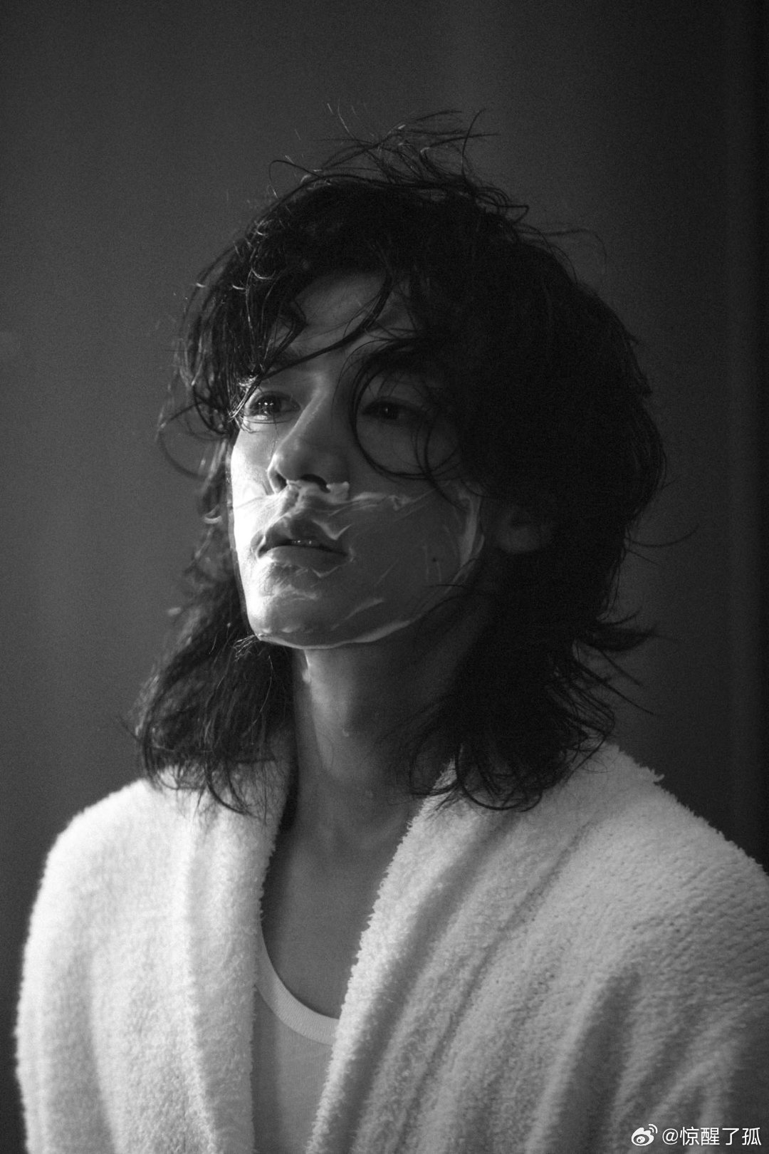 此沙再帅也不耽误搞笑谁懂啊！顶着神颜却藏不住搞笑魂，获奖发言那声“嘿嘿”魔性到循