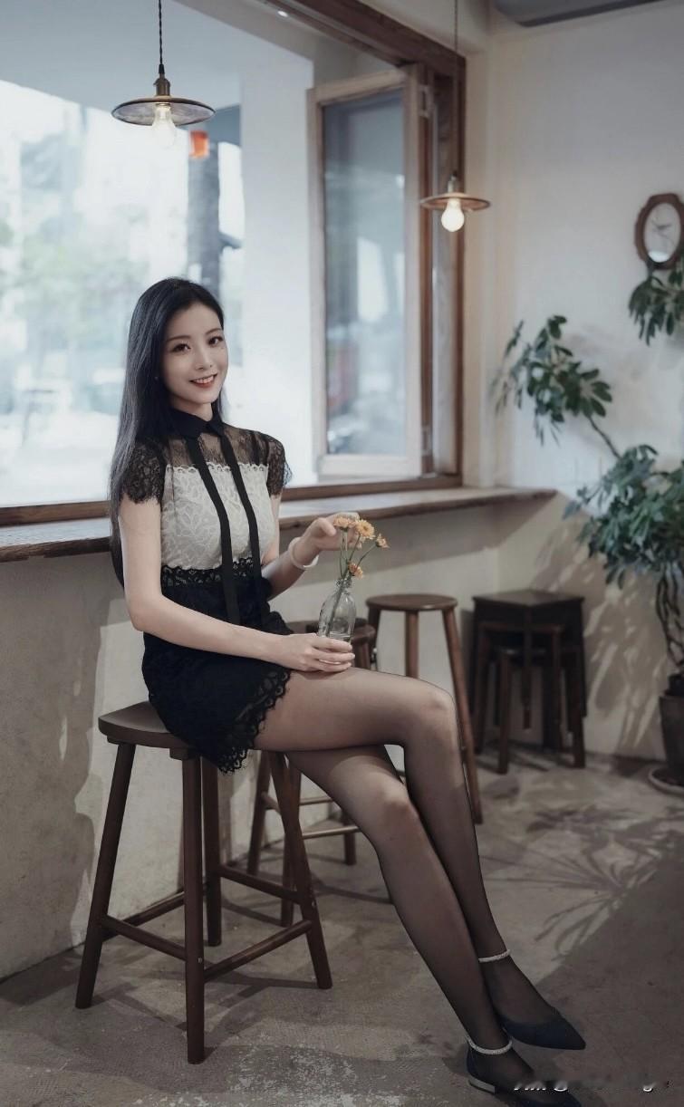 复古咖啡馆里的优雅时光，静享一束花的宁静。