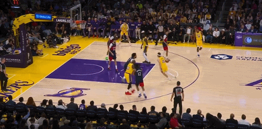 首节比赛，詹姆斯篮下接里夫斯妙传，直接轻松垫脚起跳双手扣篮，但让人惊讶的是，这球