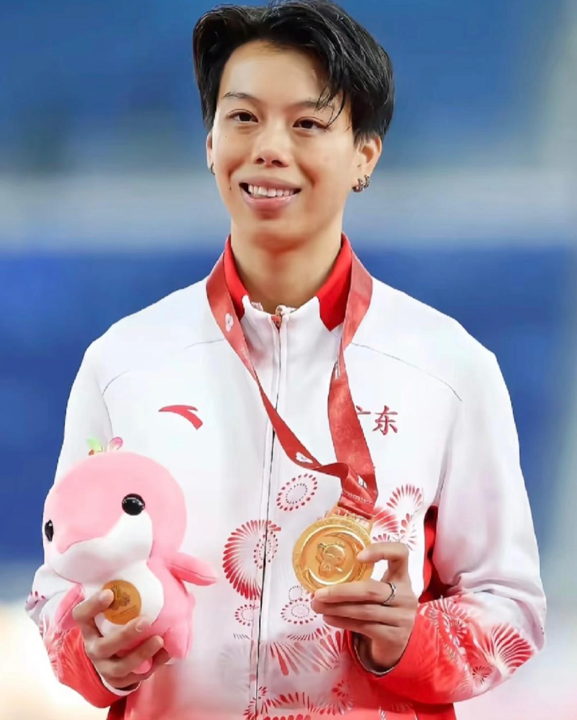 这个世界上让我看不懂的人，就是刘景扬了，明明她熬了13年才拿的奖，转身就把六七