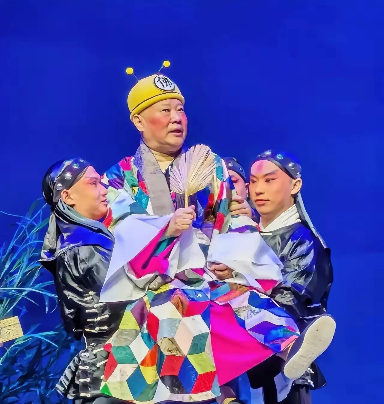 老郭，这次做的确实不妥。赵本山总结他很到位“谦虚中永远带着不谦虚”。红歌改编