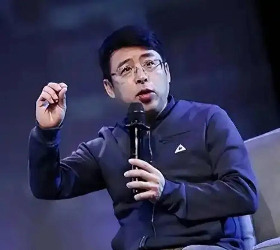 曾扬言让中国向世界道歉的央视前主持人阿丘，2020年因不当言论遭全网声讨，被央视