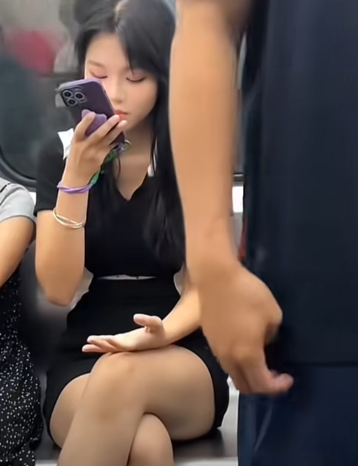 我只是放了个屁，她就脸红了，好一个可爱纯真的女孩