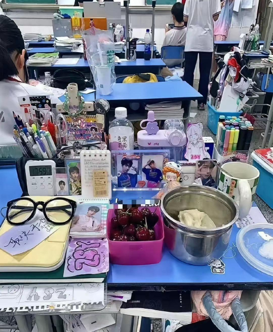 你敢信，这是一个正在读高三女生的课桌吗？这是把教室当家了吗