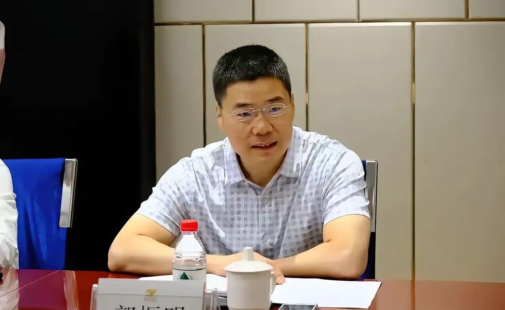 19人国家队，报到仅5人，主教练宫鲁鸣推开训练馆大门，空荡荡，说好的5个月封闭集