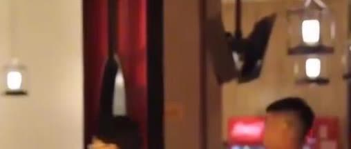 白嫖上瘾了！女子带了亲戚朋友11口人来吃火锅，他们要了包间，点了十只
