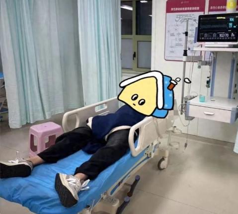 陕西西安，男子花2585元在五星级酒店休息，岂料，男子睡的正香，突然有人刷卡进门