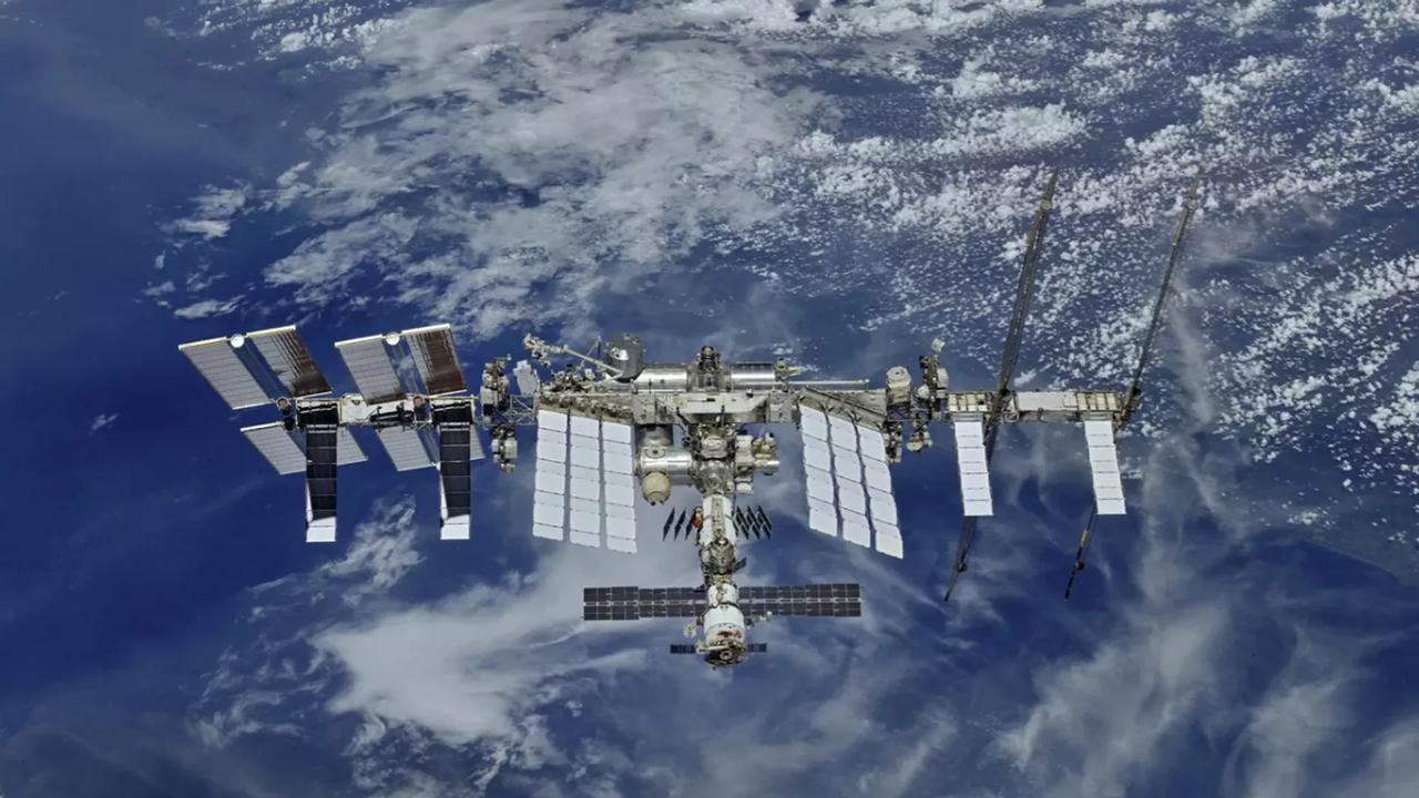 地面针锋相对，太空被迫联手！430吨空间站，准备回家，美俄将携手完成终极谢幕。