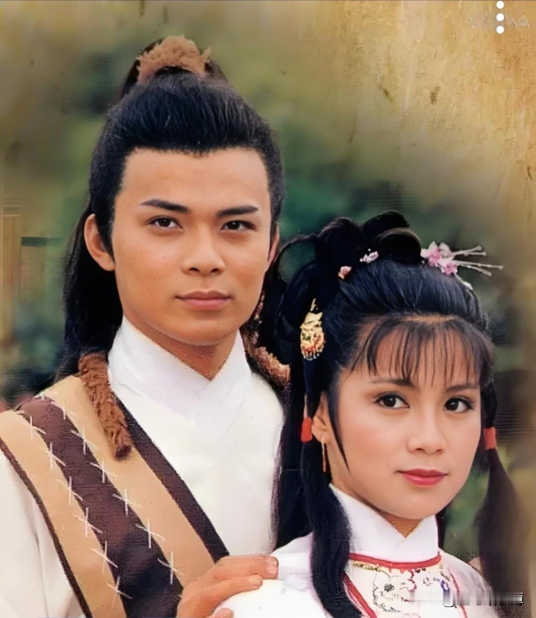 金庸很多长篇小说都是从配角写起的。《神雕侠侣》第一章最先出场的是陆无双和程英