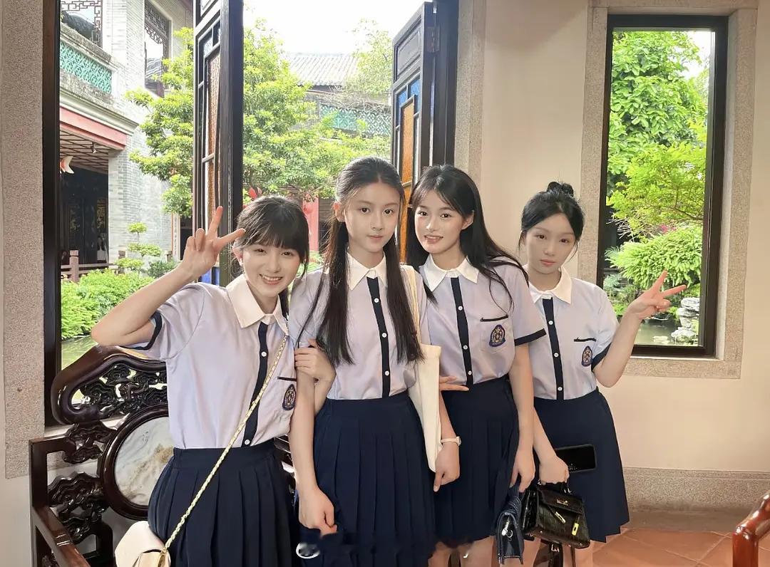 这么看七七确实很气质突出，往那儿一站有女主相的