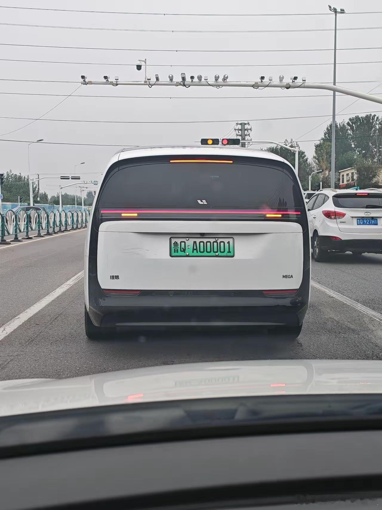 这车牌太顶了！​​​
