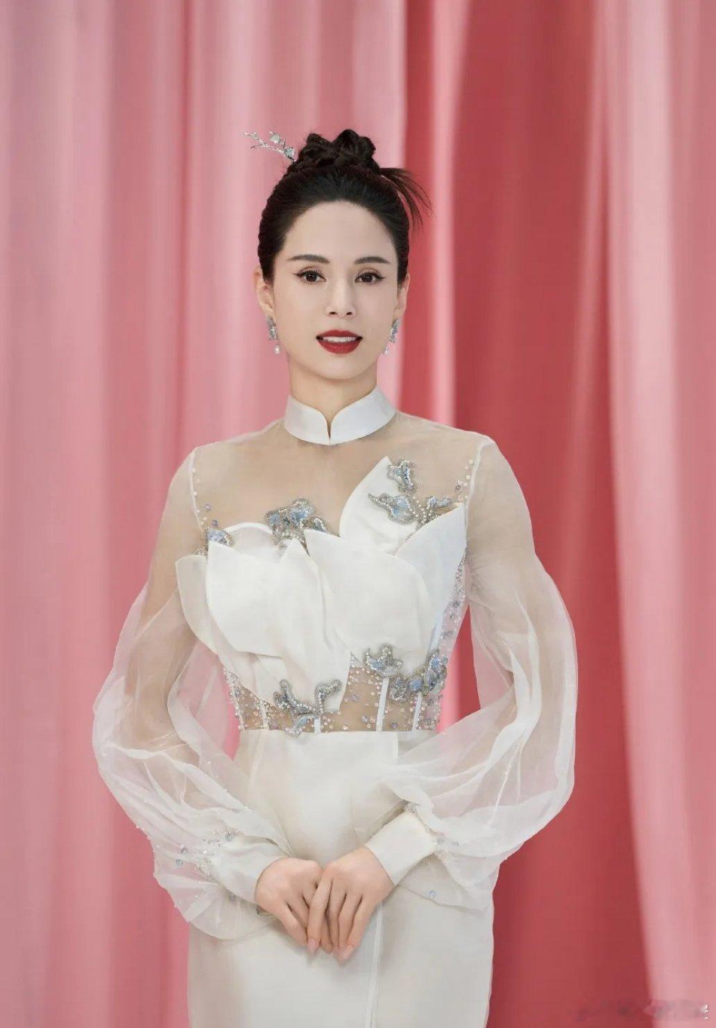 一次采访中，鲁豫问李若彤：你这么久一直不拍戏，不担心有一天钱花完了？李若彤说：我