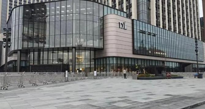 胖东来这次干了一件让不少建筑同行都尴尬的事：一个做超市的跨界盖楼，却做了三件本是