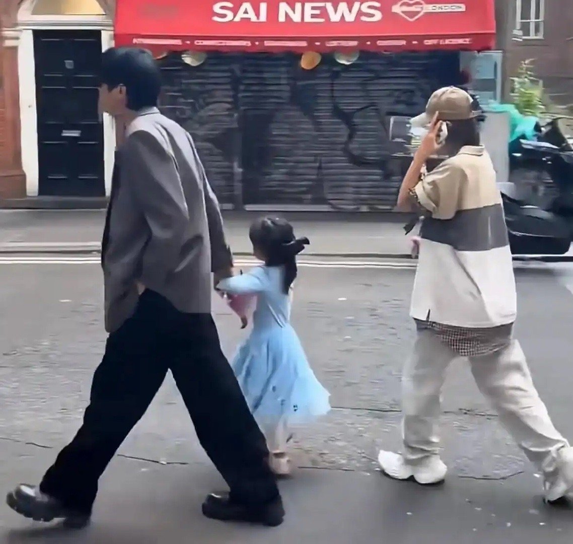 唐艺昕晒英国度假照！一家三口大牌全身穿搭时髦，全家福美似油画