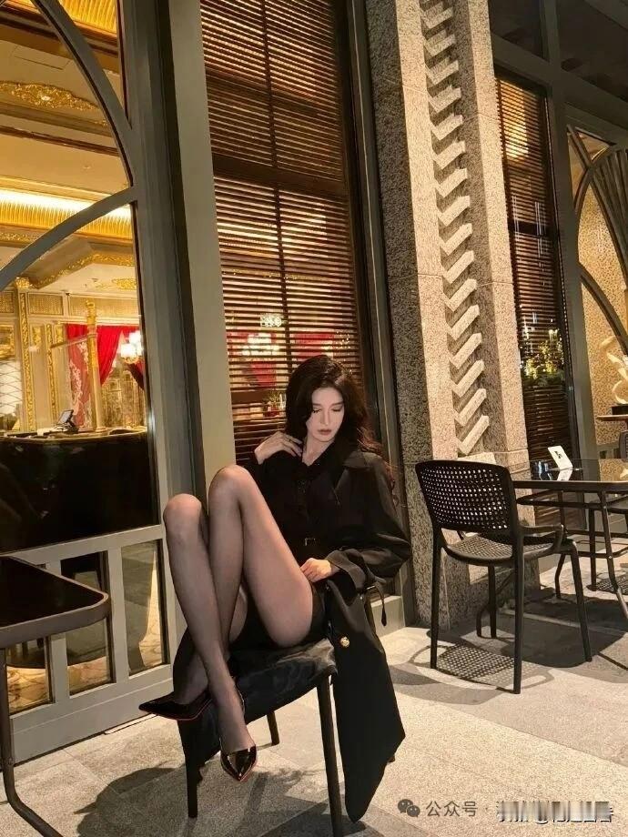 都市夜色中的优雅独坐，黑衣女郎的沉思时刻。夜景气质少女