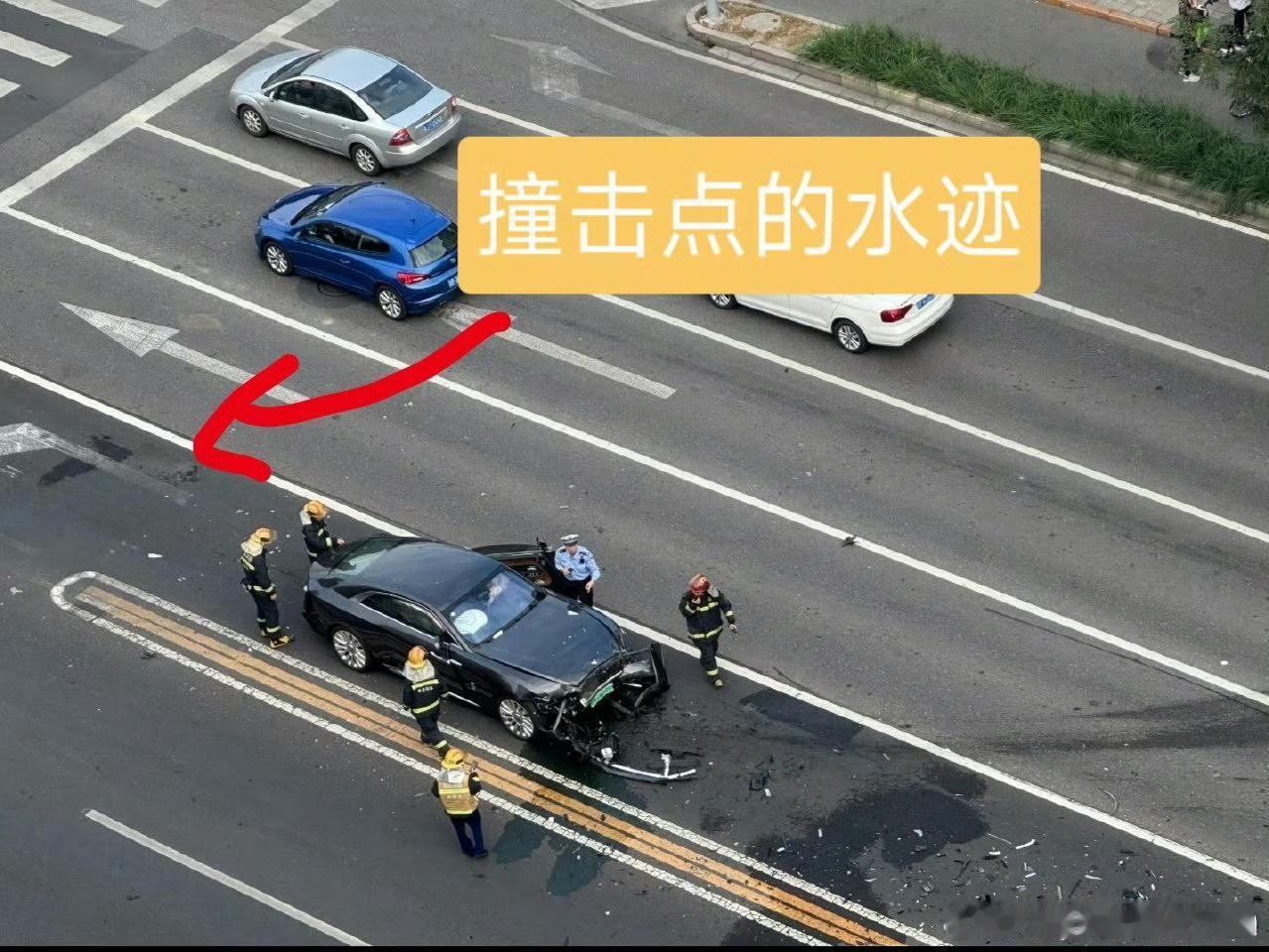 陈震劳斯莱斯发生车祸大v聊车我和汽车的日常看图片像是误操作逆行？等一个官方后