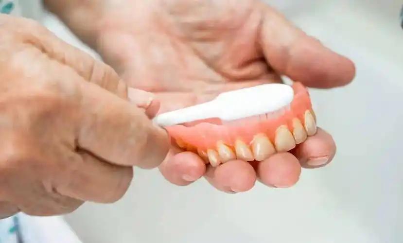 《假牙为什么不能泡水杯里，是因为细菌会“损牙龈”吗？牙科医生告诉你正确答案》夜