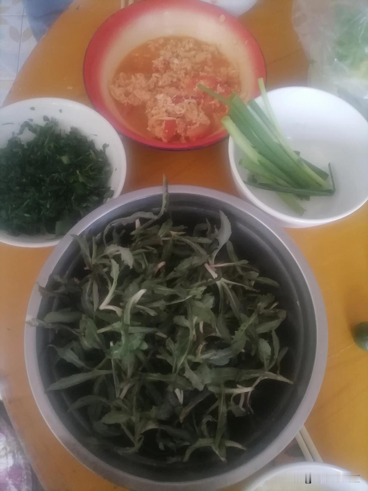 晒晒我们的晚餐退休了，有闲有钱了。但年龄大了，吃素吃淡了。今天晚上我和老伴吃的