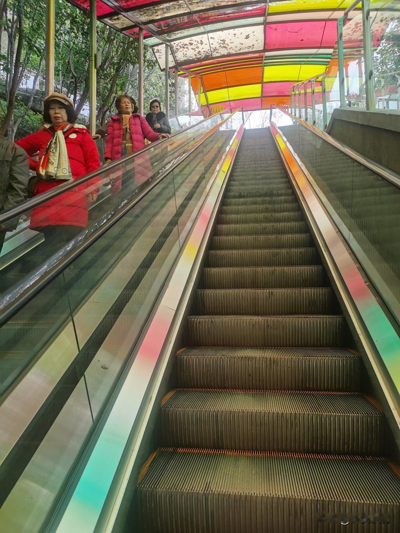 又来重庆。这次我才真正见识了重庆的路。不到1.8公里的路竟让我走的丢盔弃甲。先