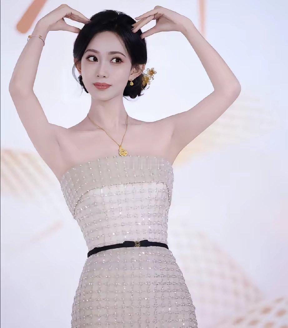 微博之夜很多人都为孟子义路转粉了不是因为她拿了年度突破演员奖，也不是因为她一袭粉