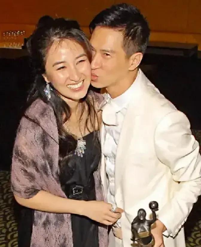 当红女星挤进7平米板间房，陪一个龙套演员吃泡面。她赌上片约和豪宅，只信张家辉能