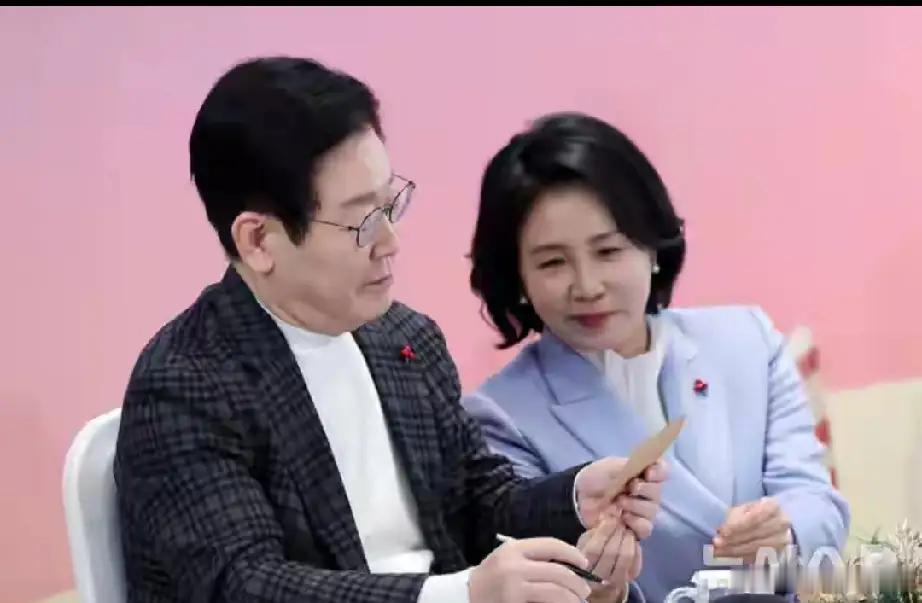 李在明夫妇年轻时候长相一般，越老越好看了，岁月的沉淀，使夫妻二更加知性儒雅。
