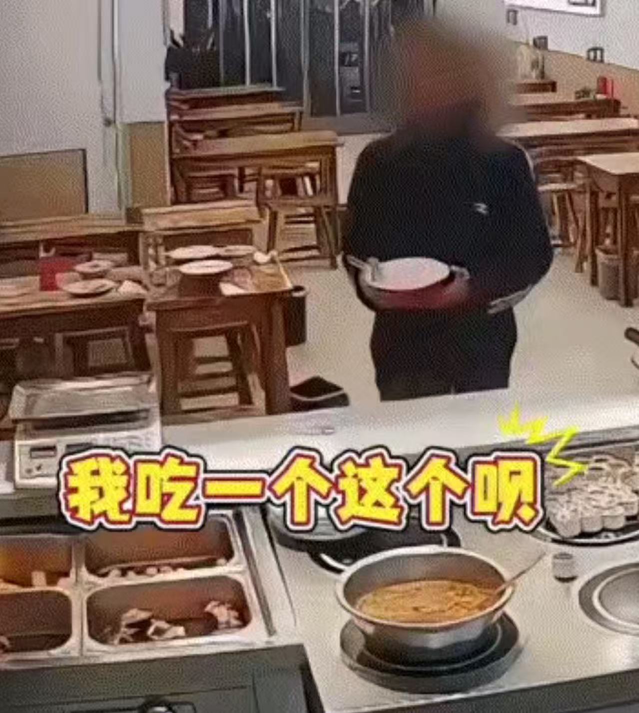 “脸都不要了？小伙免费吃面后竟要求加骨棒喝饮料，店主怒斥：善良不是无限提款机！”