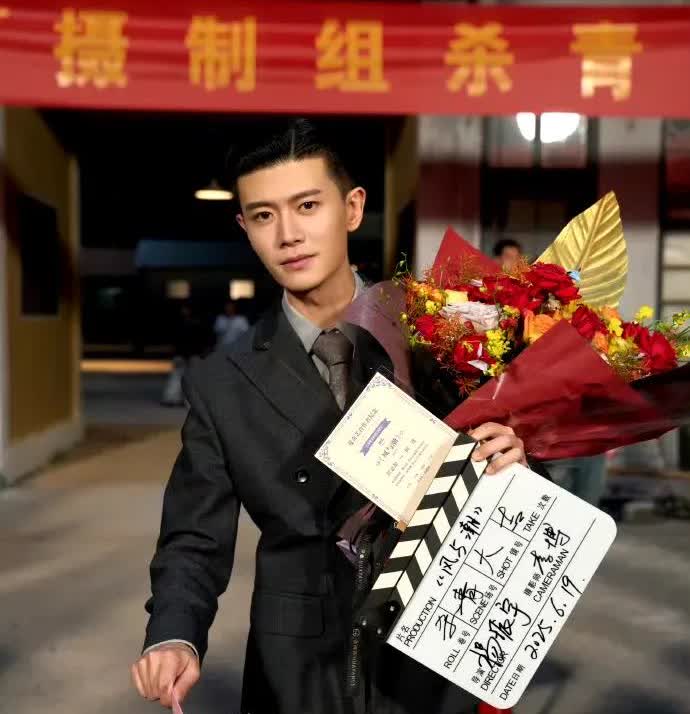 哈哈哈哈哈笑亖我啦！任嘉伦杀青切蛋糕的时候，用手指戳一戳是什么操作，