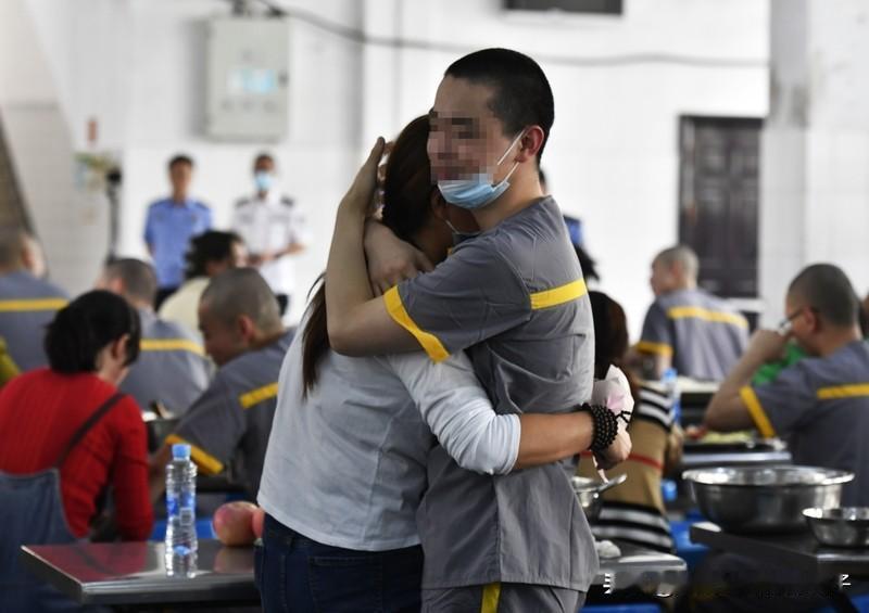 利益面前，亲情还真不一定靠谱。就说镇上老李兄弟仨，父母走后留下30万，为了这笔钱