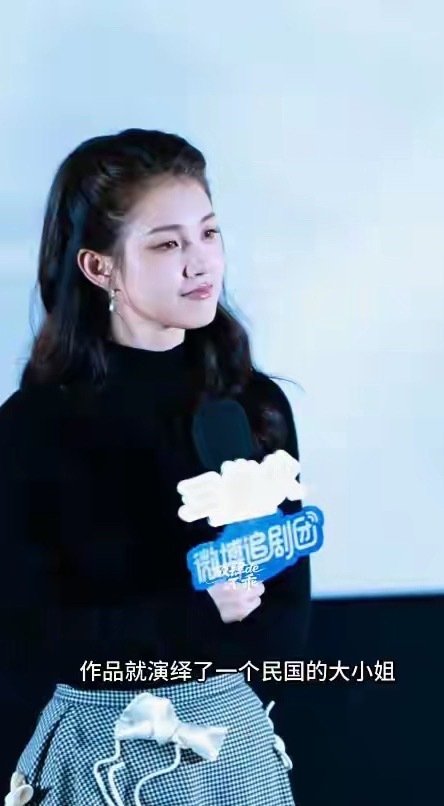 当郭宇欣和徐若晗同框，全程拘谨小动作，才懂明星和短剧演员差别​