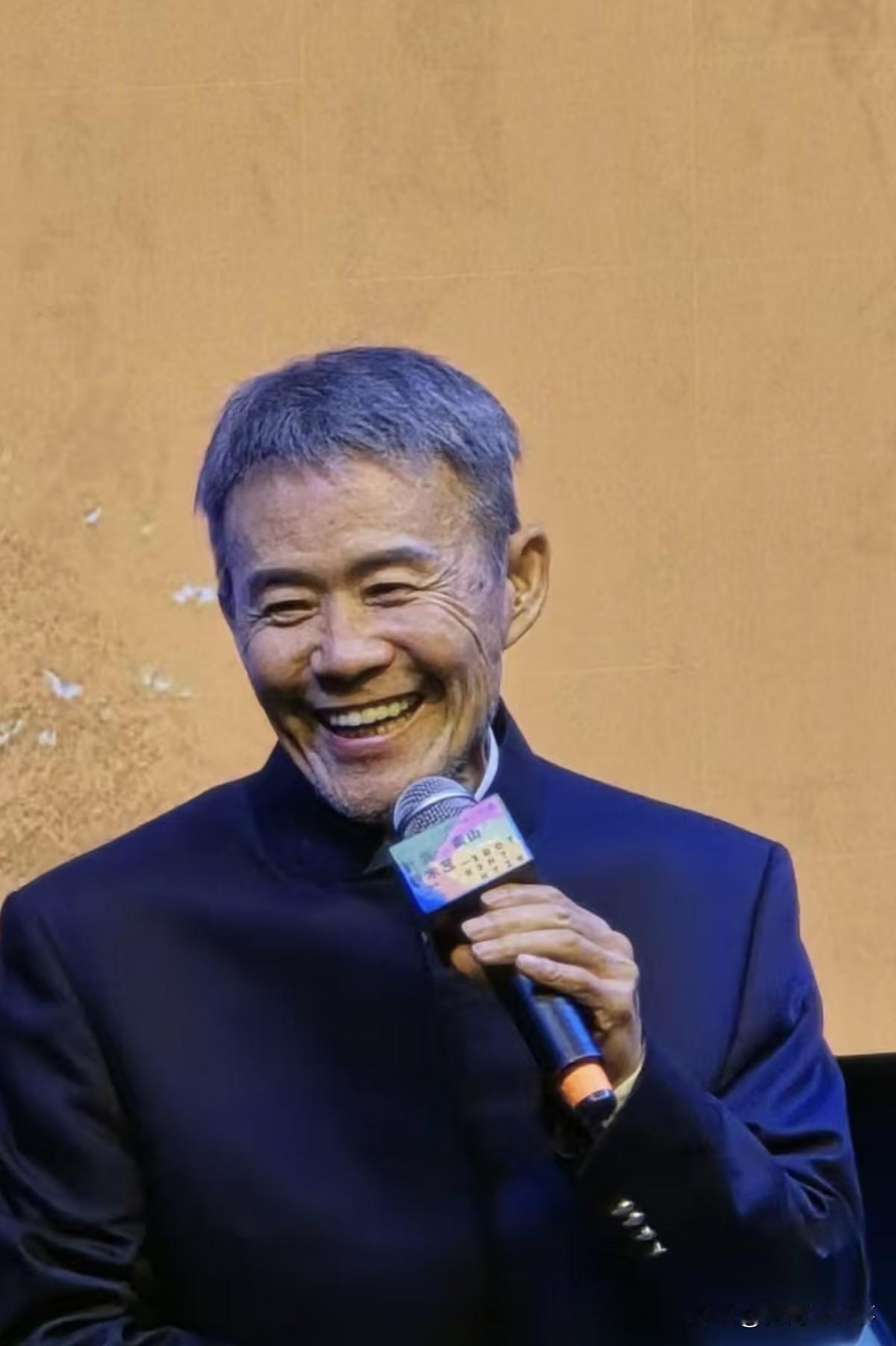 王石是不是戴了一顶花白的假发，记得他之前头发并不多，这是被田小姐打扮的造型？