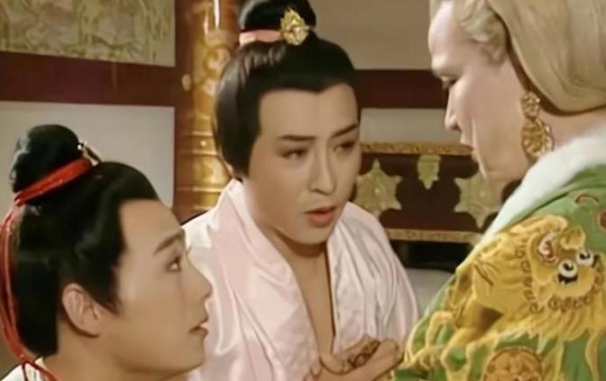 武则天晚年，天天跟着张氏兄弟厮混，群臣暗中议论，说她为老不尊。狄仁杰顶着压力，私