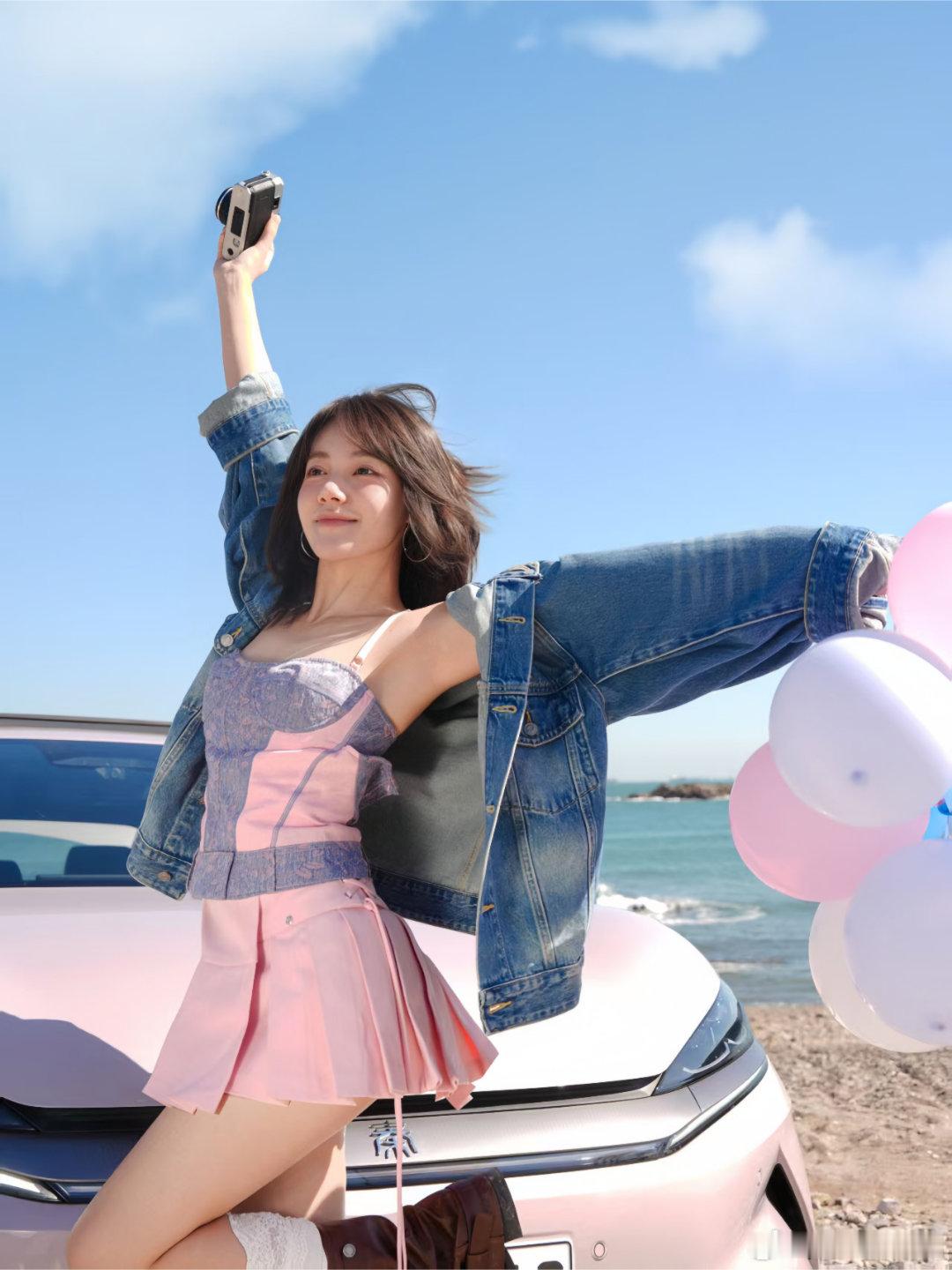 海风与甜釉粉的邂逅~乘上自由去兜风吧🎈在周末和朋友相约城市尽头握住方向盘，向着
