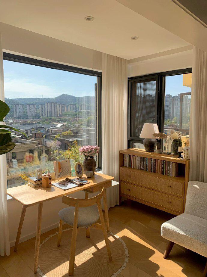 郑州楼市还在底部震荡下跌。郑州楼市的那些房投也基本上都团灭了。去年楼市的利好