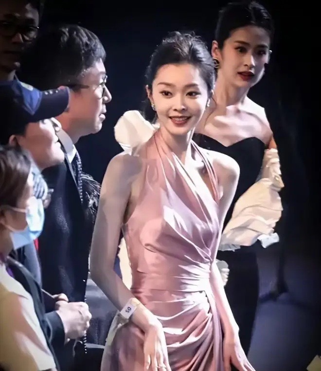 宋轶又美出新高度了！这次她身穿一袭粉色裙子亮相，直接惊艳了众人，高级感扑面而来，