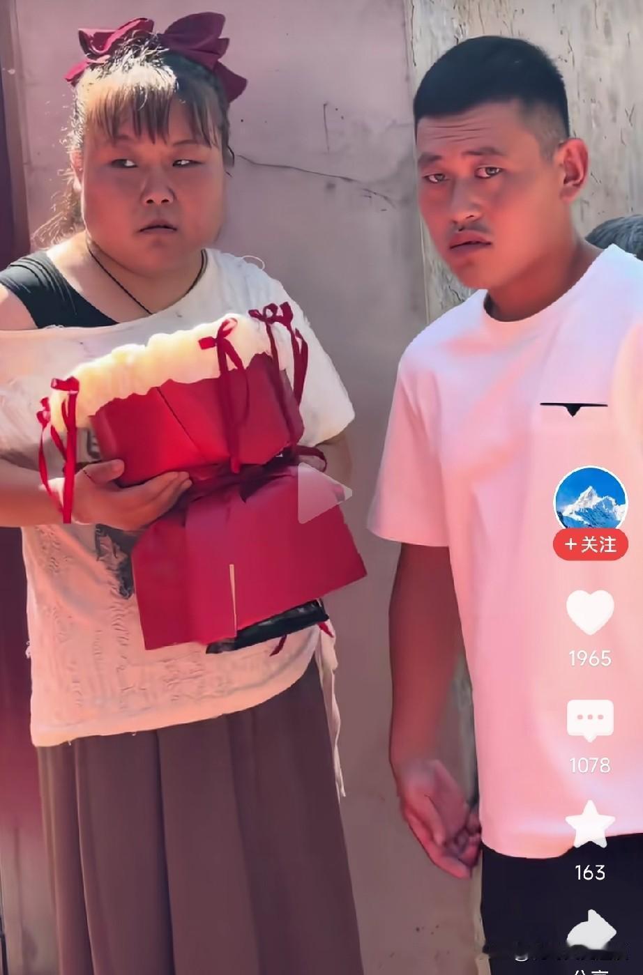 相亲大喜的日子，小伙子看着不高兴啊。今天小伙子在媒人的介绍下认识一个女孩，带着两