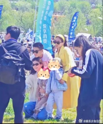 奚梦瑶何猷君儿子女儿正脸照何猷君带儿女看球赛被拍，6岁儿子何广和4岁女儿Rome