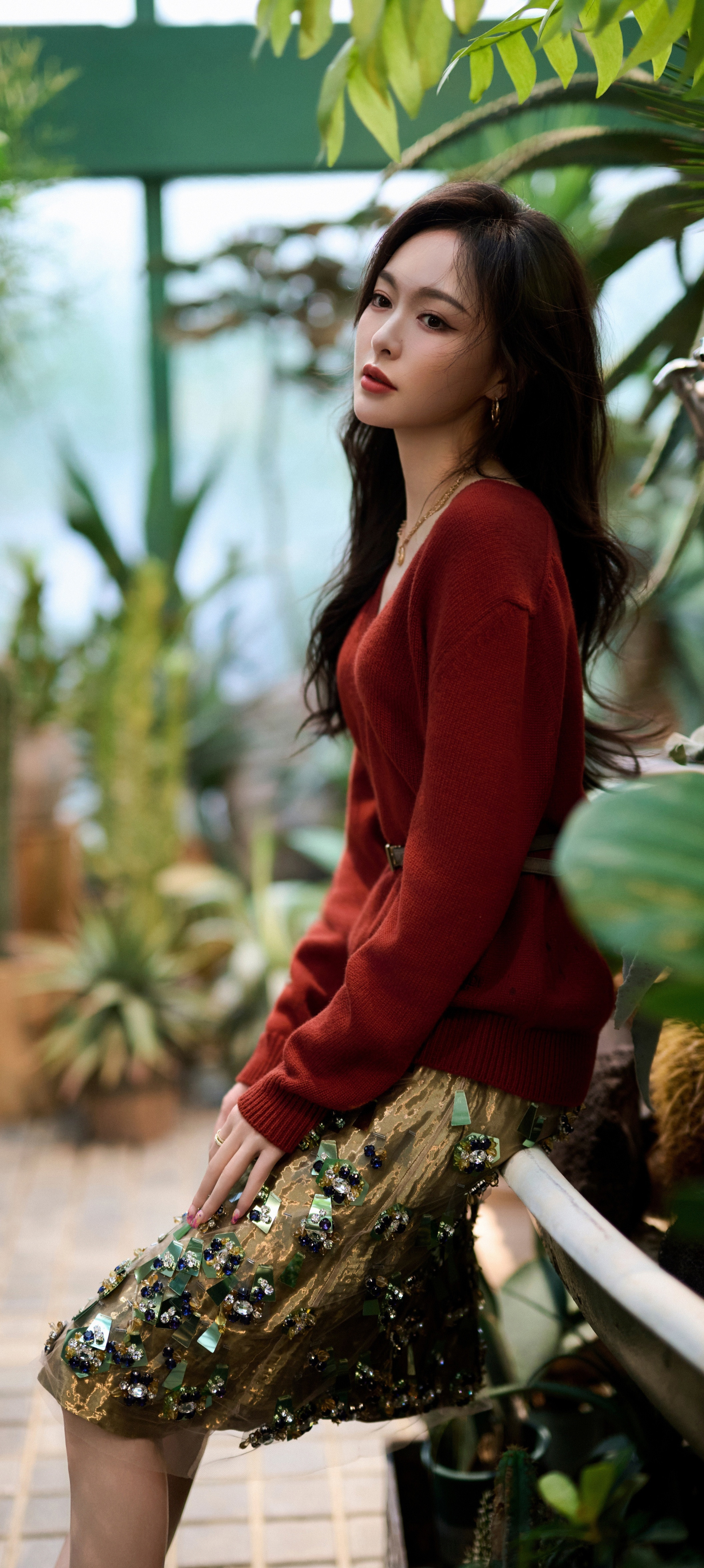 唐嫣红衣穿搭壁纸，被氧气包围的糖糖，自在松弛的格调。唐嫣