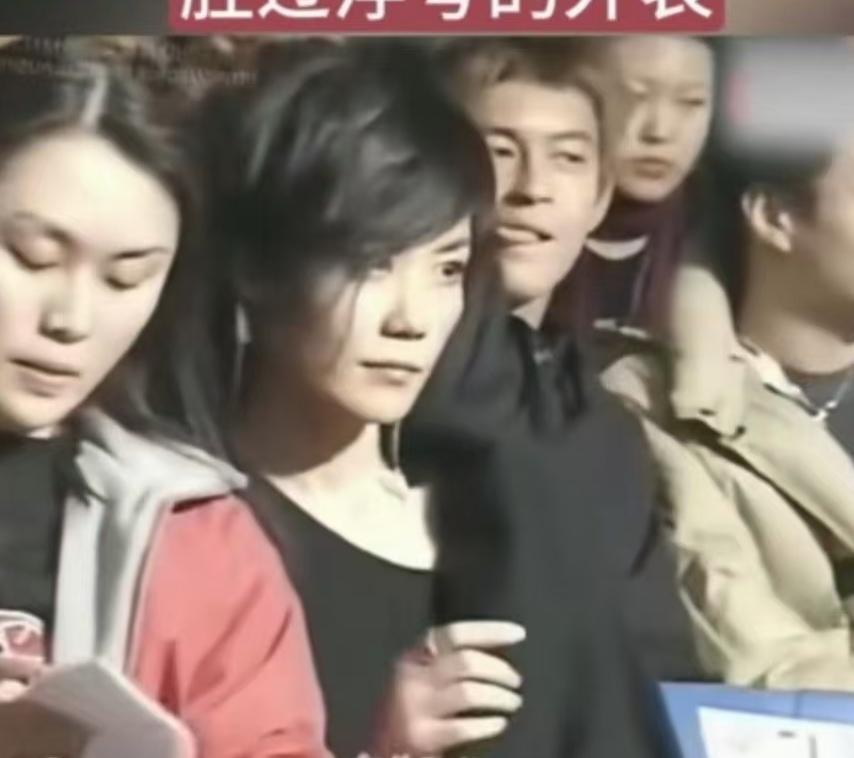 谁说王菲只喜欢帅气又年轻的小鲜肉啊！她一直以来只是钟情于谢霆锋而已，看当年她与另
