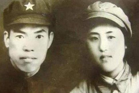 1948年，政委把一个21岁的女护士，调到37岁军长梁兴初身边。命令只有一句