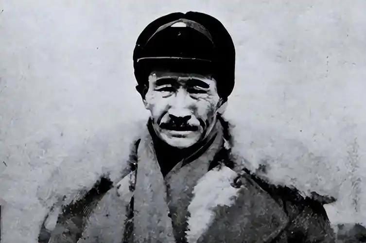 马占山是真拿日本人当猴耍，前脚投降骗日本人的援助，后脚就反正拿日本人的物资打日本