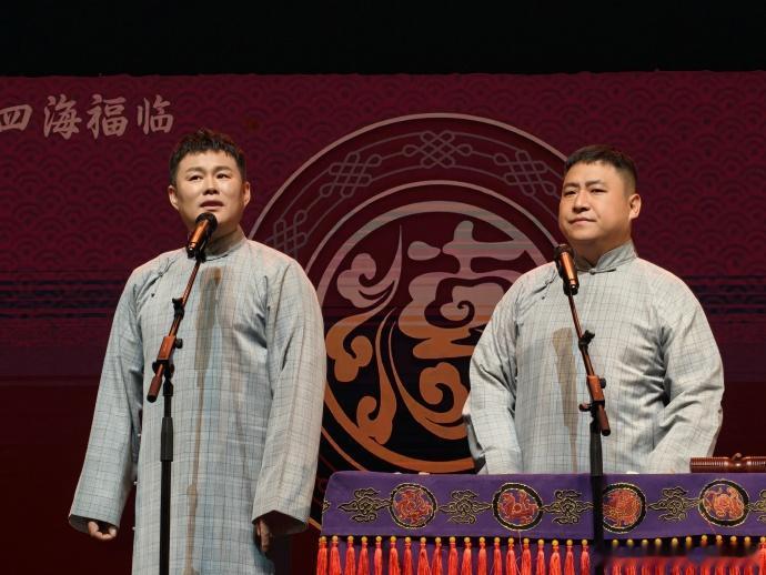 相声大会A组武汉演出圆满成功，大合影照被晒，台下坐的满当当的。A组今年的巡演安排