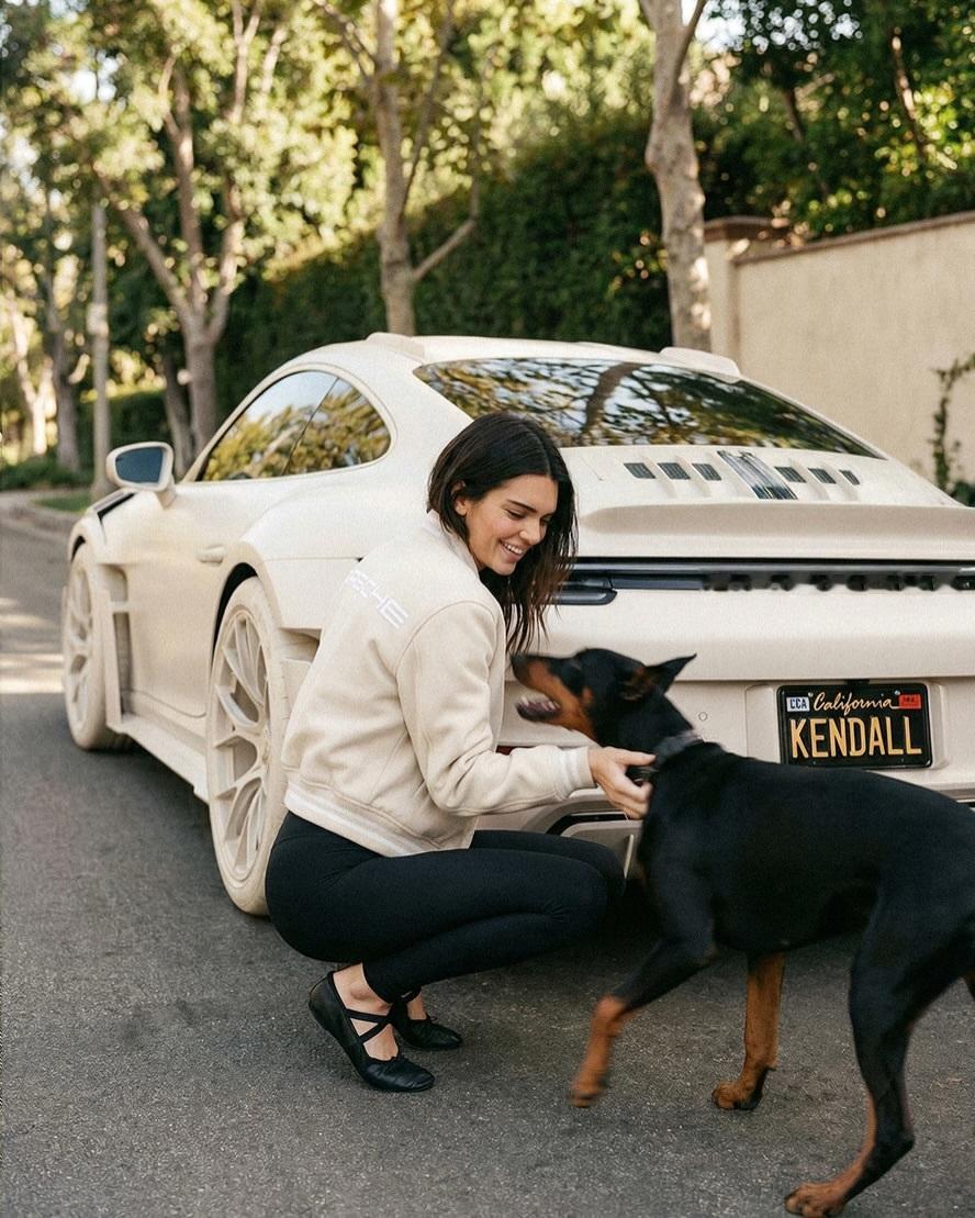 肯豆和她的Sur-MesureHermèsPorscheCXXwingl