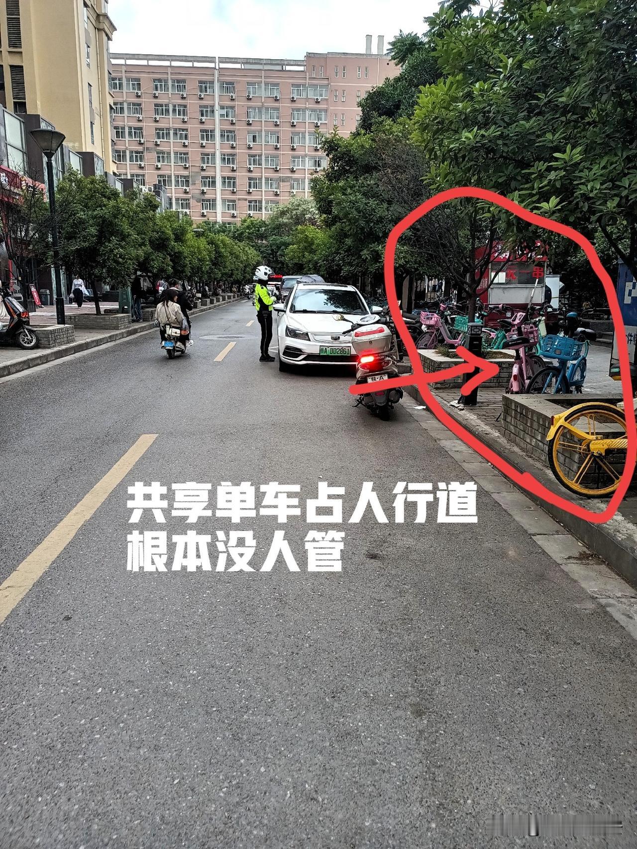 大清早，一出门，就碰见帽子叔叔给停在路边的车辆贴纸条，贴纸条这事，我在西安大街小